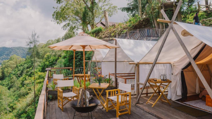 Camping di Alam Caldera Glamping memberikan banyak daya tarik menarik. Tentu memberikan pengalaman berbeda saat menikmati alam di Kintamani, Bali.