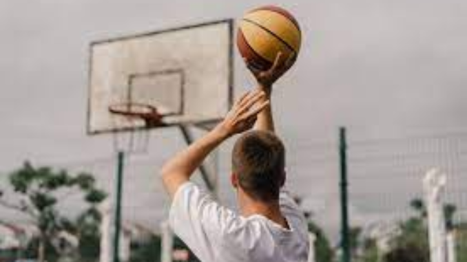 Mengenal empat jenis teknik shooting permainan basket, aturan mendasar yang wajib diketahui pemain dan peralatan apa saja dibutuhkan untuk mendukung permainan.