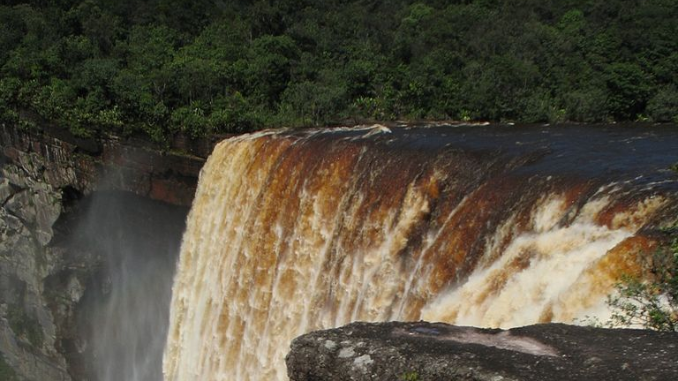 Fakta dari Air Terjun Kaieteur di Guyana yang bisa menjadi tujuan destinasi liburan karena keindahannya di tengah hutan Amazon yang penuh petualangan menarik.