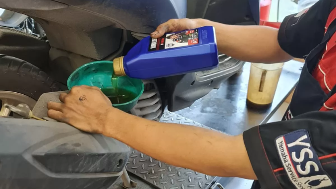 Cari tahu kapan waktu yang tepat untuk mengganti oli motor. Ikuti panduan ini agar mesin motor tetap awet, optimal, dan terhindar dari kerusakan.