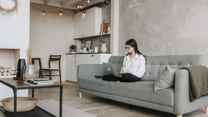 Menerapkan gaya hidup minimalis sangat menantang di tengah gaya hidup konsumtif. Berikut tips mudah untuk pemula agar bisa  menerapkan gaya hidup tersebut. 